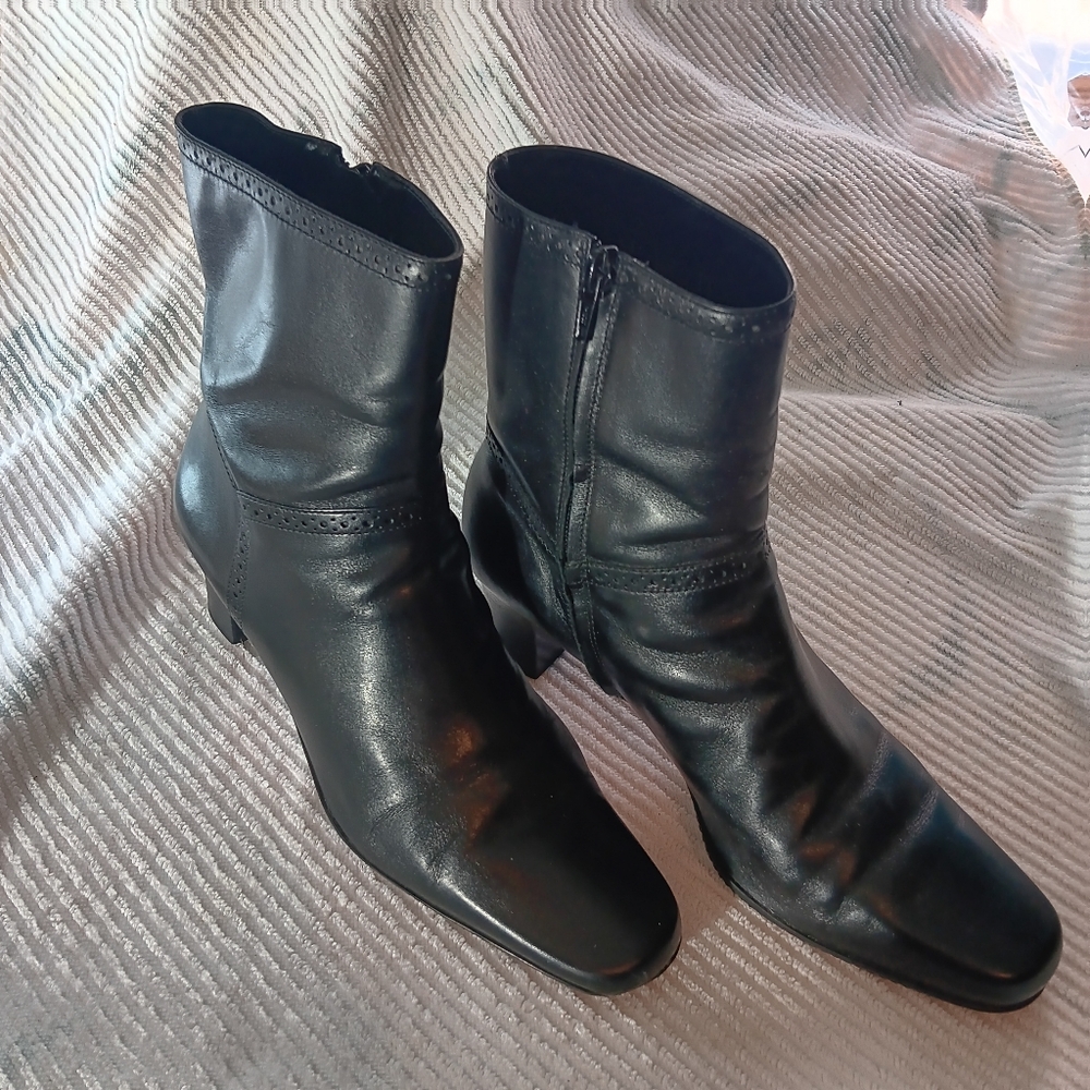 🦚 Michelle D Black Heeled Boots